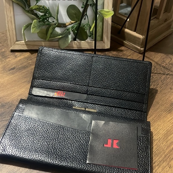 Junko wallet 

Elegant Black Leather - Picture 6 of 7